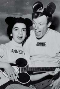 Annette Funicello e Jimmie Dodd, quest’ultimo leader dei Mouseketeers alla trasmissione The Mickey Mouse Club